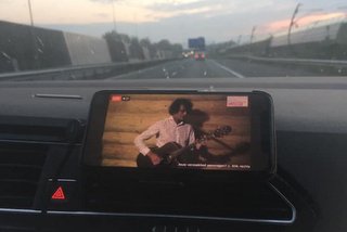 Poptroubadour Facebook live in de auto