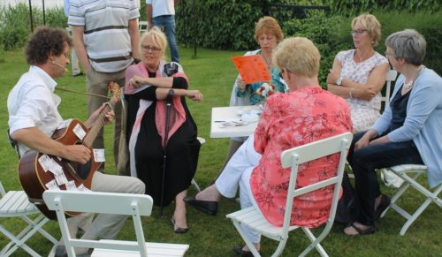 Troubadour samen zingen 40-jarig-huwelijksfeest buiten